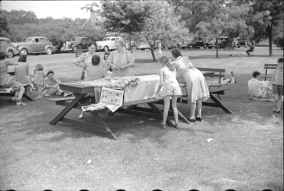 La misma familia de picnic después de que Pic Magnet recortara los bordes de la película y ajustara la luz y el contraste